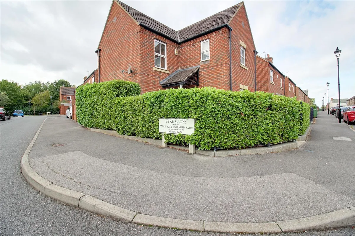 House Great Meadow Way in Fairford Leys