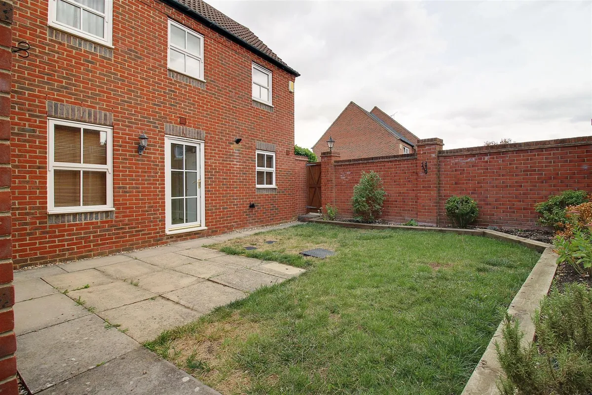 House Great Meadow Way in Fairford Leys