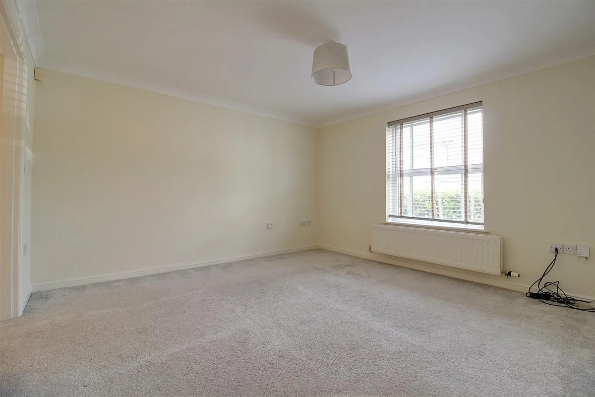 House Great Meadow Way in Fairford Leys