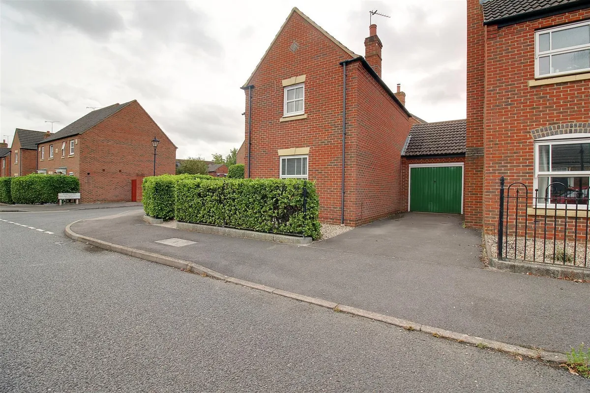 House Great Meadow Way in Fairford Leys