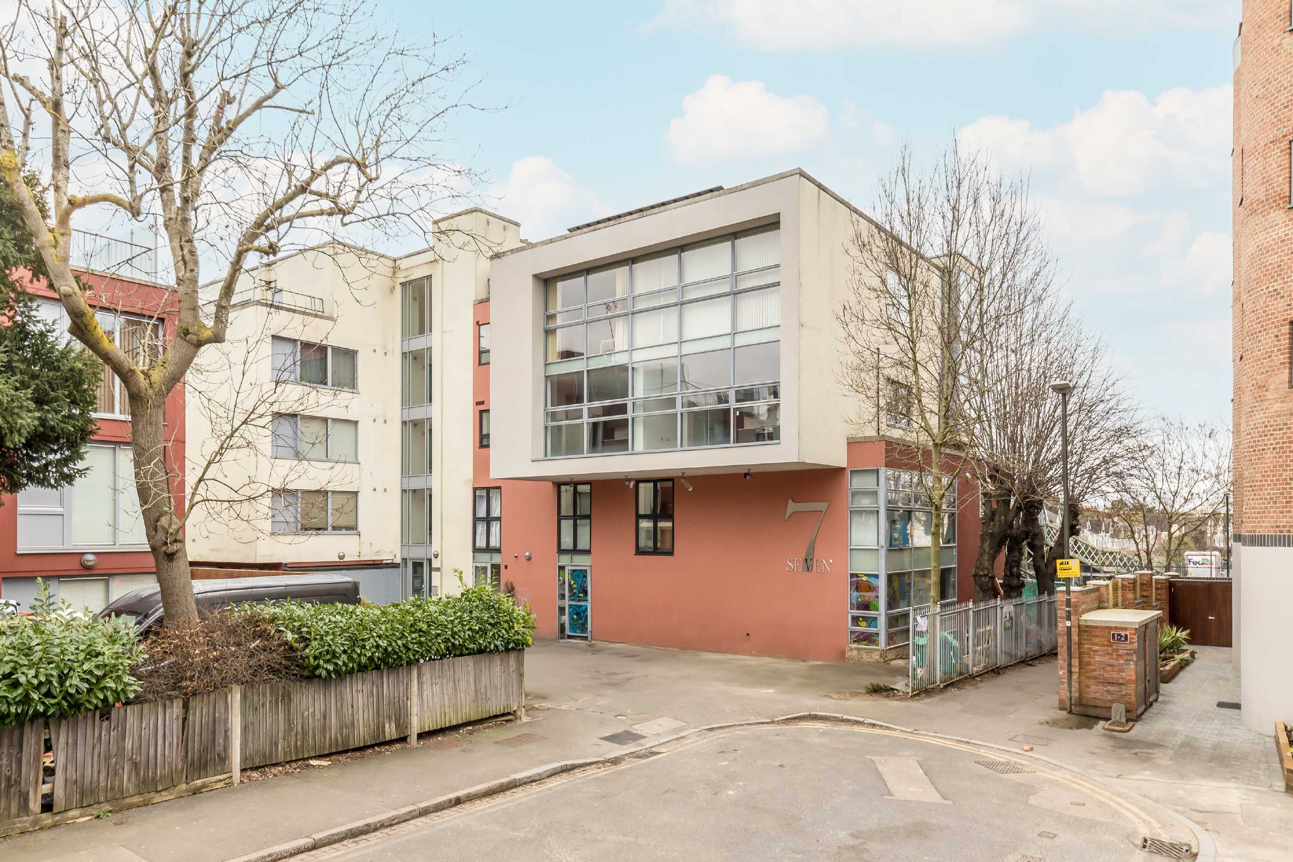 Flat Elm Grove in Greater London