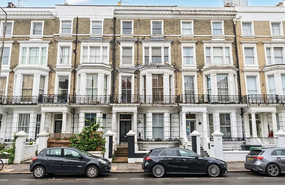 Flat Holland Road in Greater London