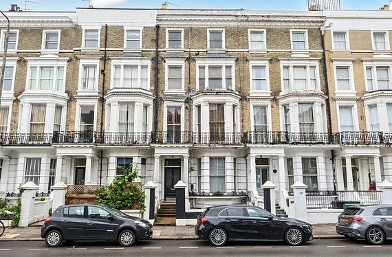 Flat Holland Road in Greater London