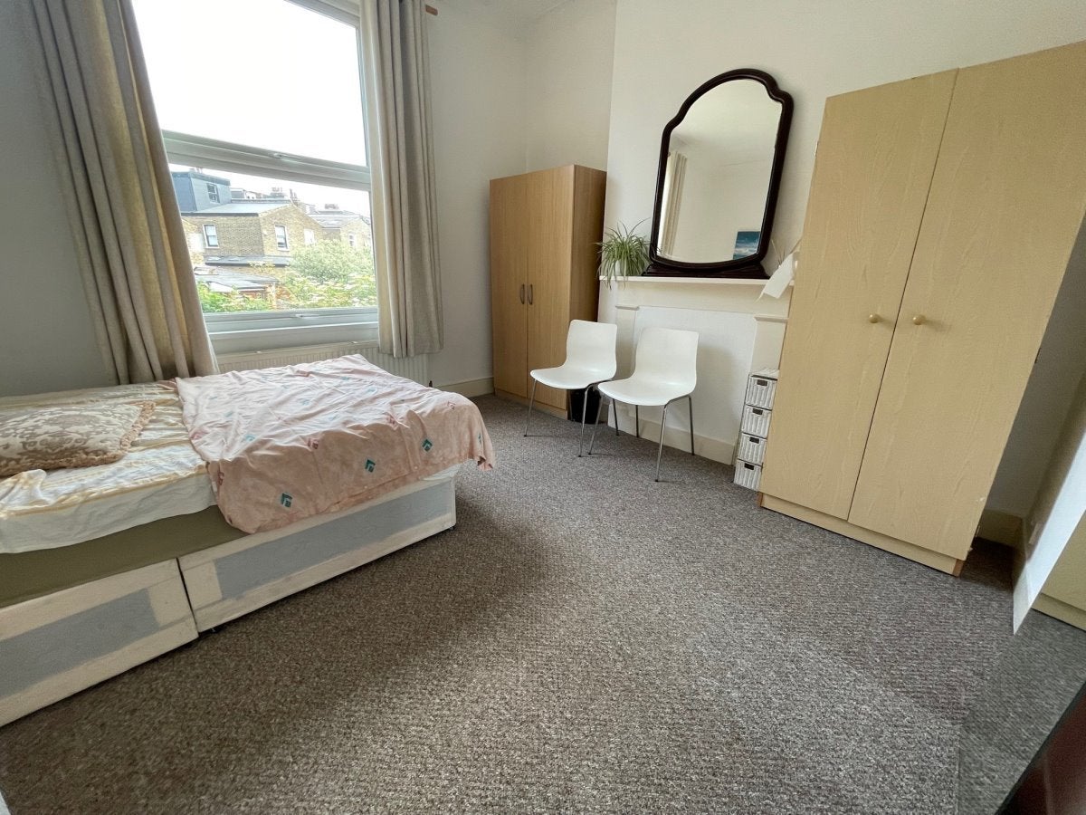 Flat Bulwer Road in Greater London