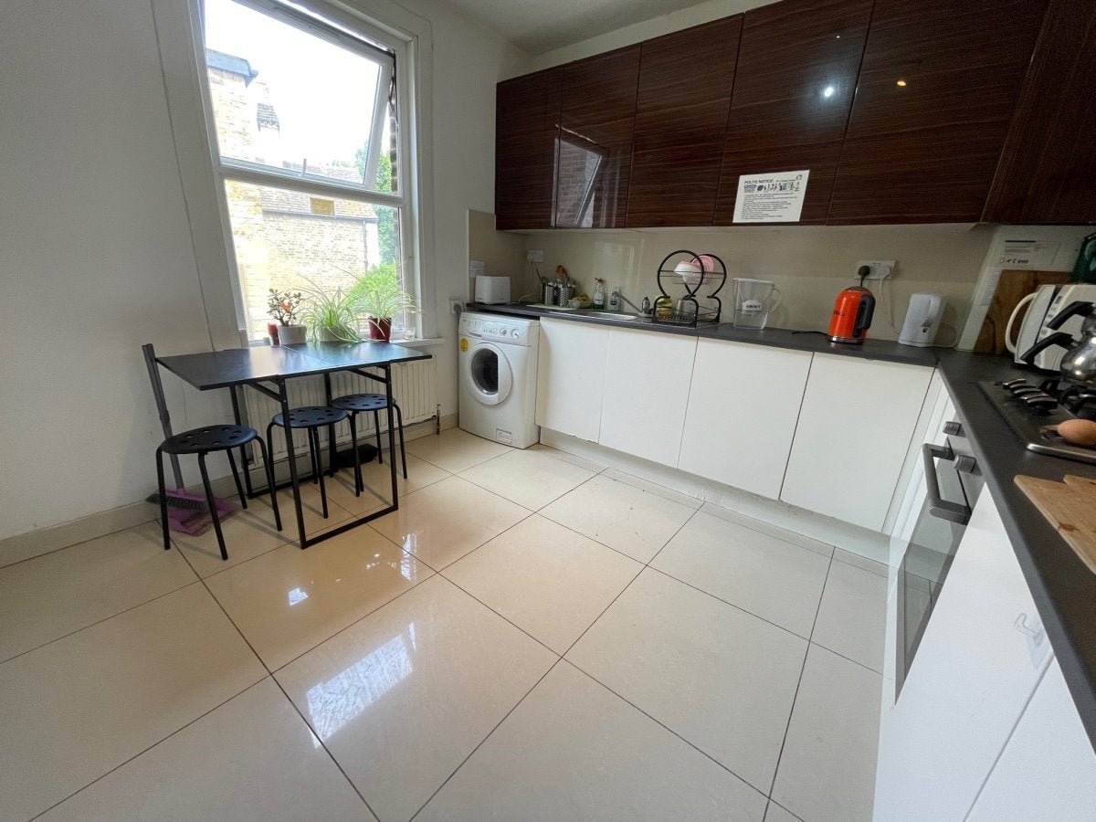 Flat Bulwer Road in Greater London