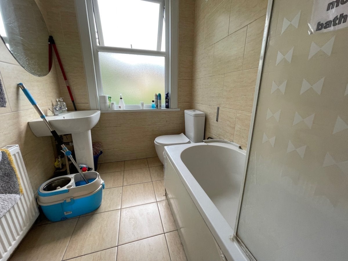 Flat Bulwer Road in Greater London