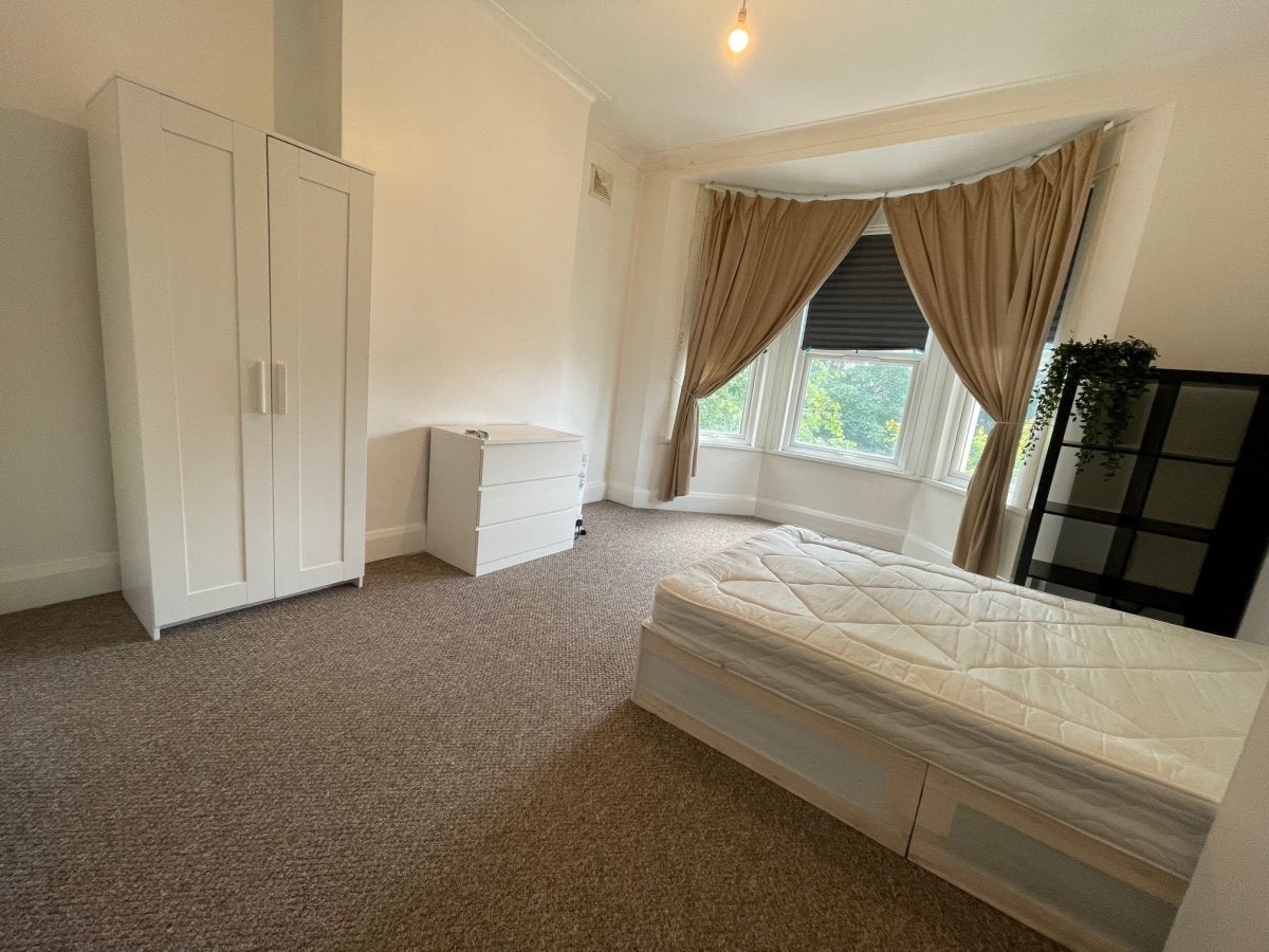 Flat Bulwer Road in Greater London
