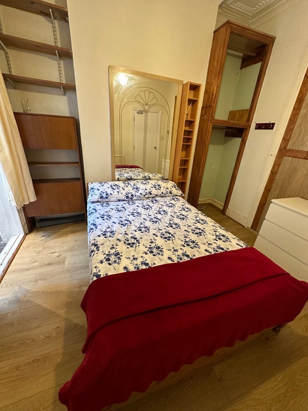 Room Rhodesia Road in Greater London