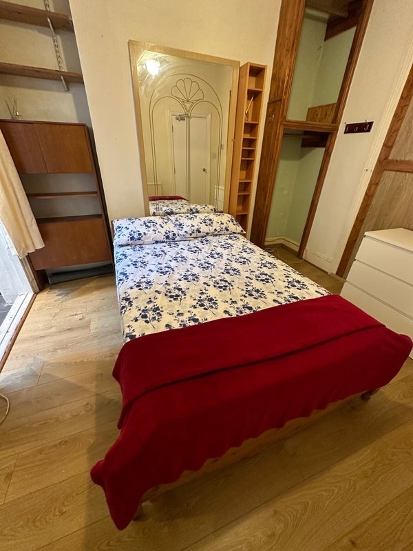 Room Rhodesia Road in Greater London