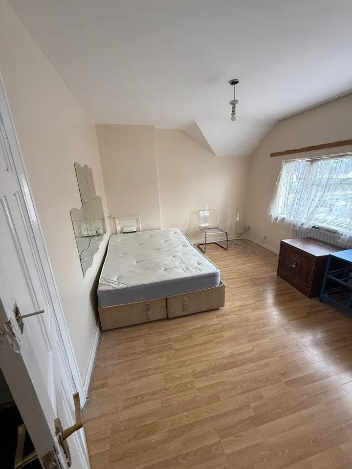 Room Stoneleigh Avenue in Greater London