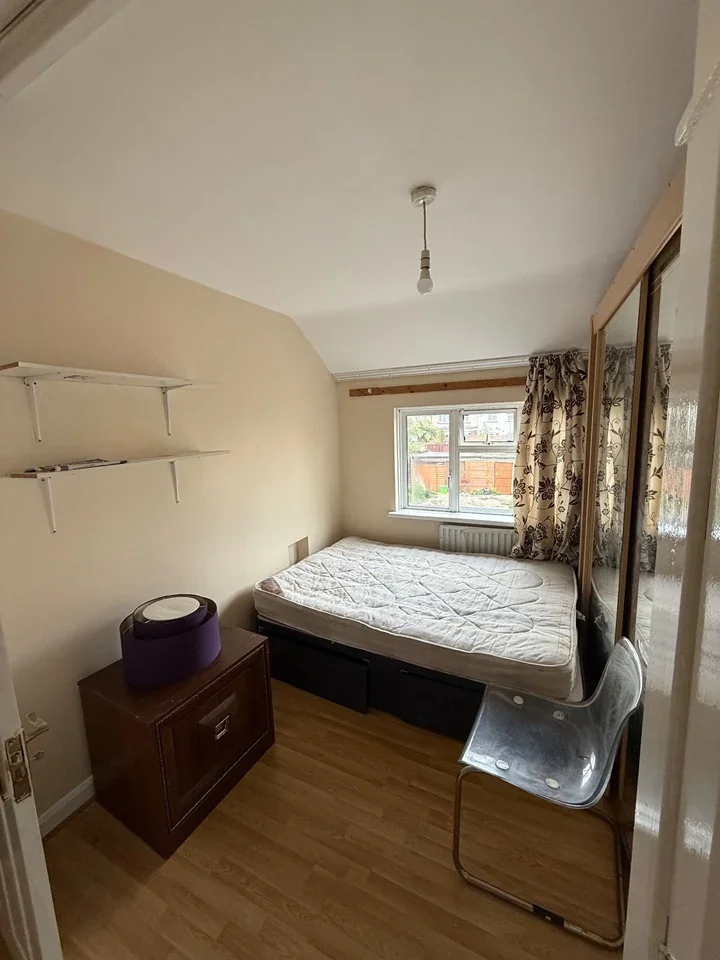 Room Stoneleigh Avenue in Greater London