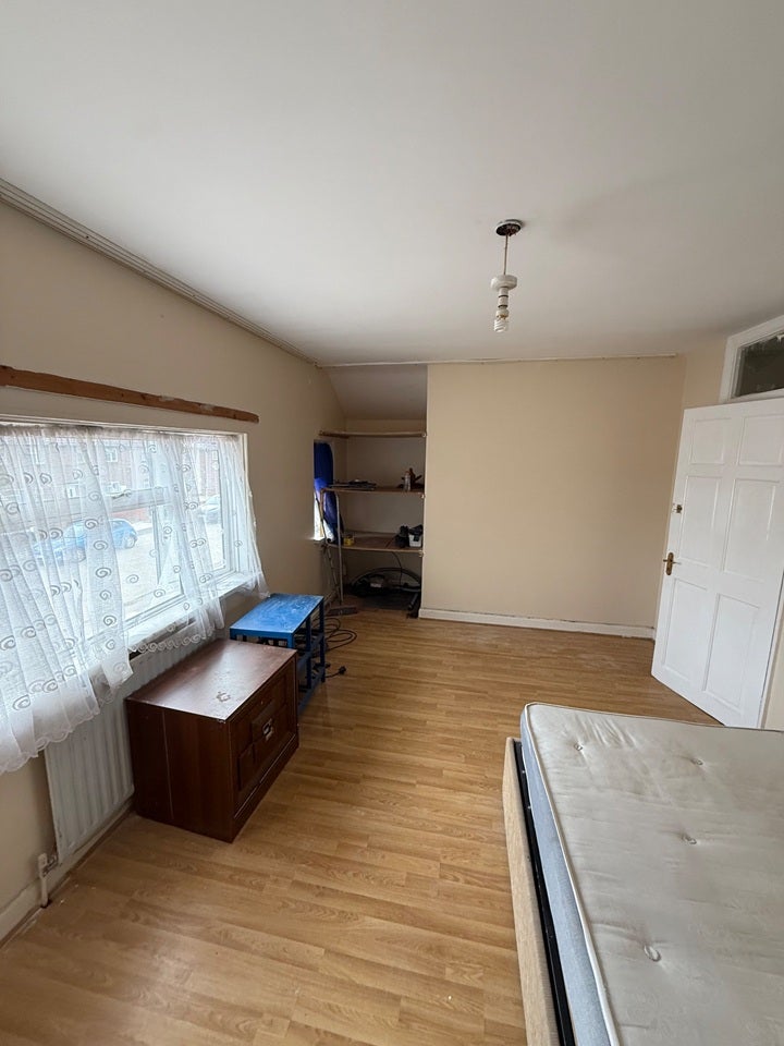 Room Stoneleigh Avenue in Greater London