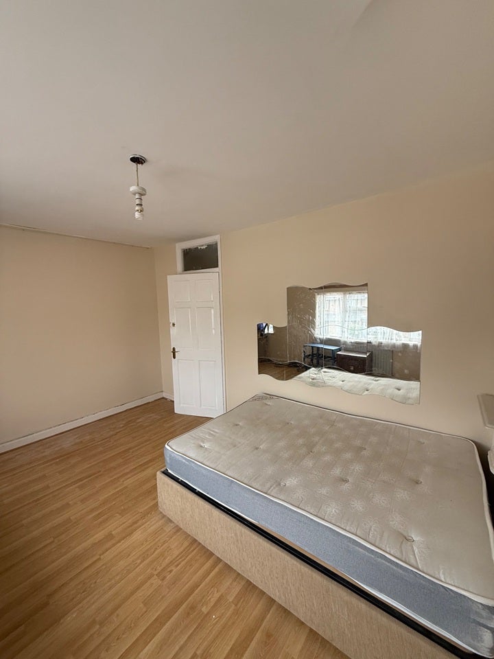 Room Stoneleigh Avenue in Greater London