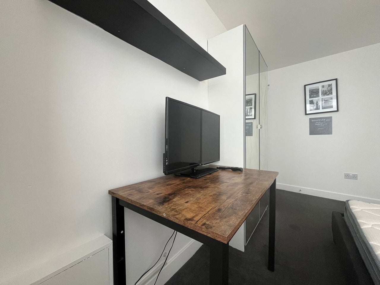 Room Memorial Road in Salford