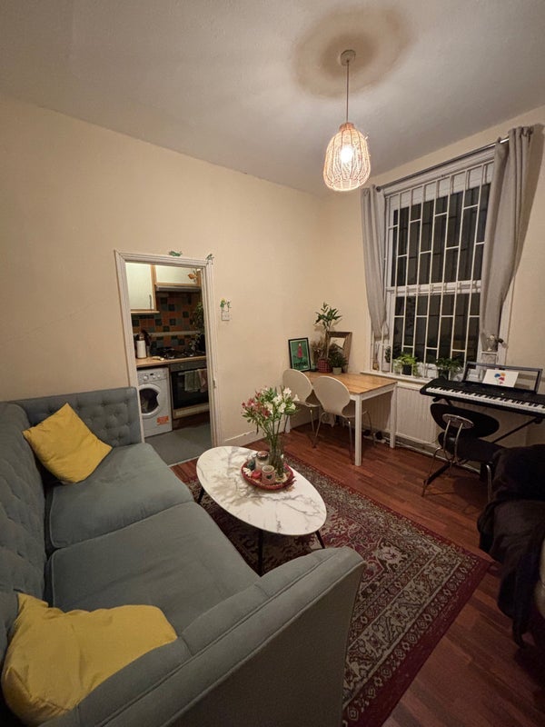 Room Englewood Road in Greater London