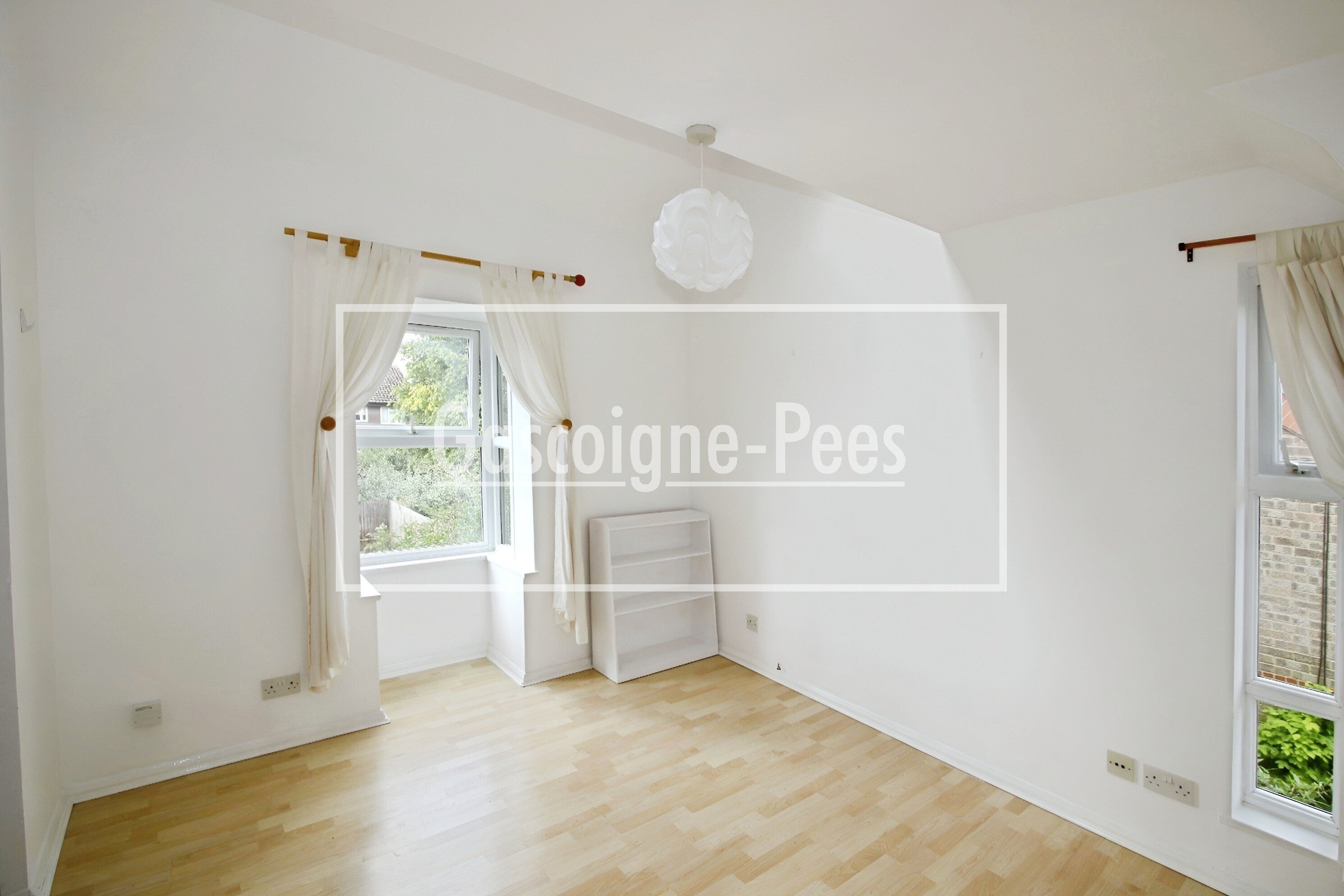 Flat Kingpost Parade in Guildford