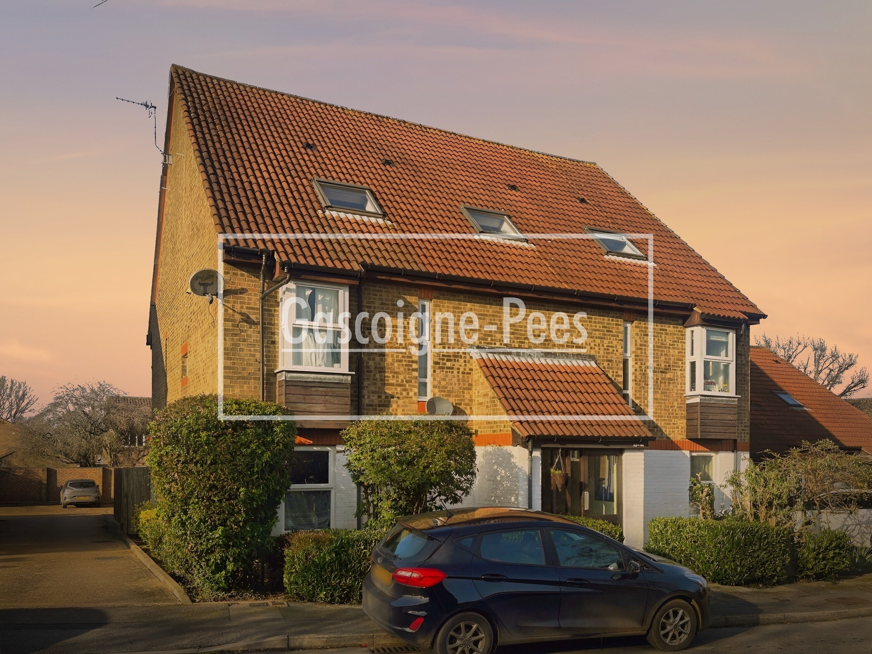 Flat Kingpost Parade in Guildford