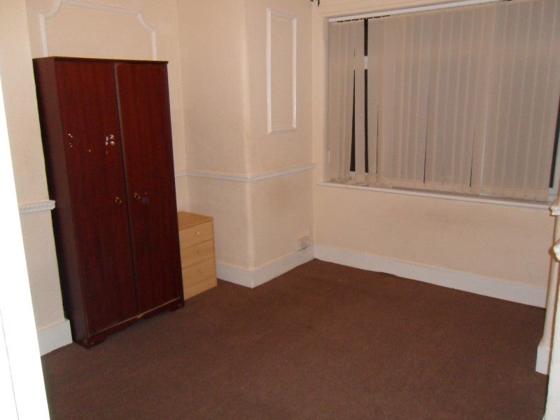 Flat Eastern Avenue in Greater London