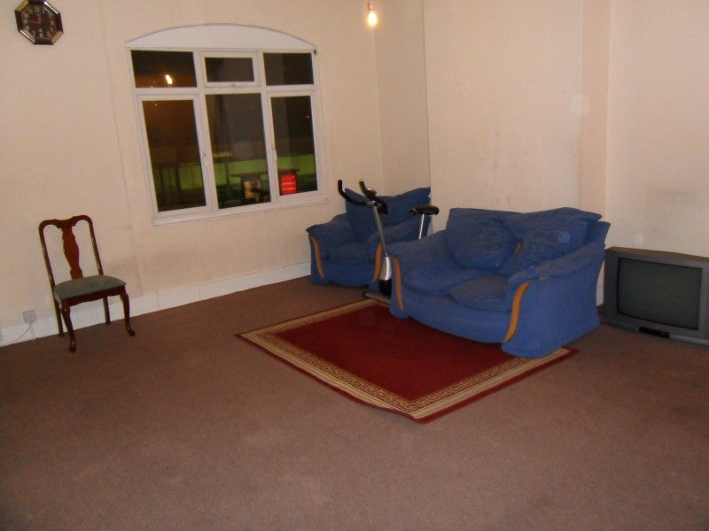 Flat Eastern Avenue in Greater London