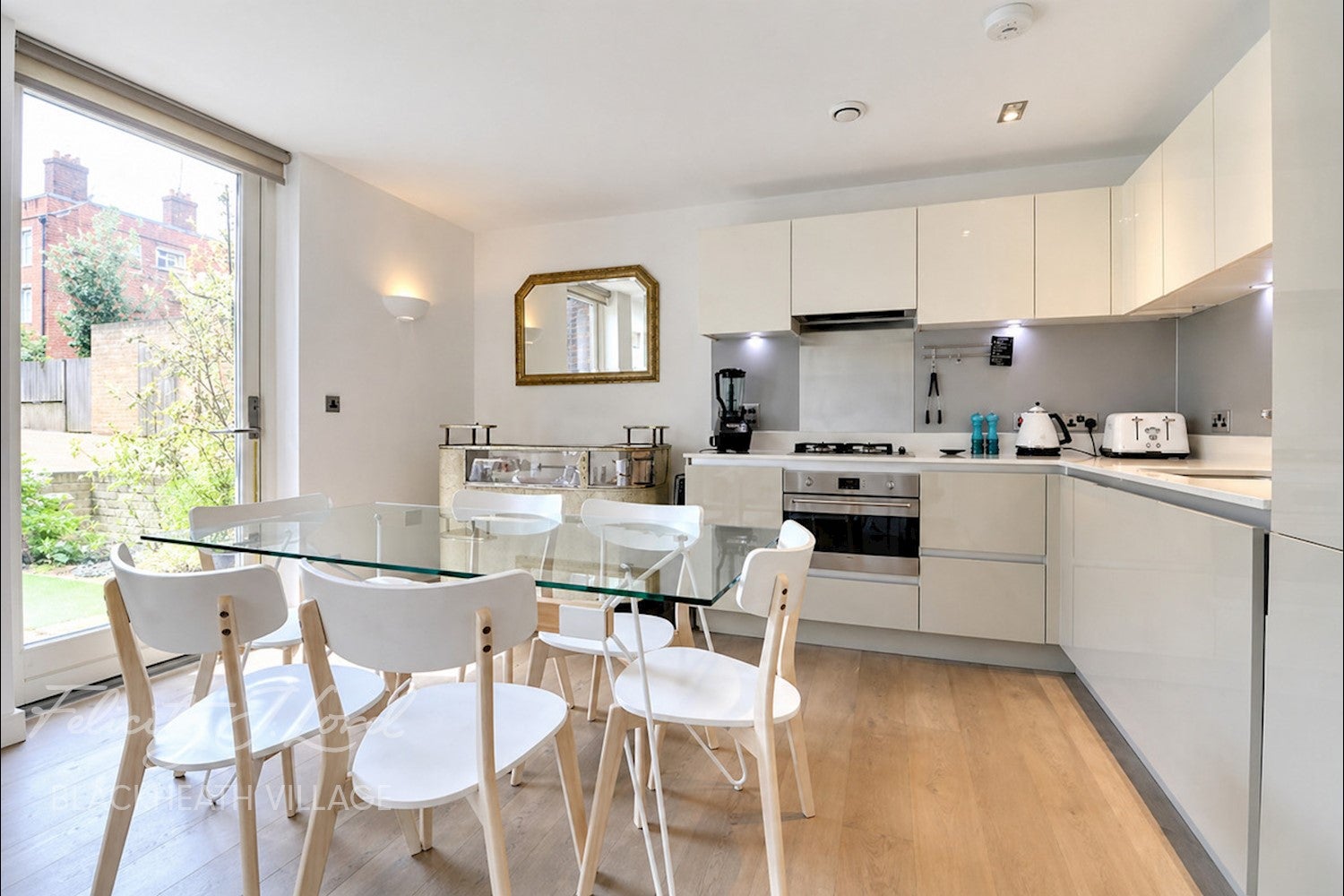 Flat Napoleon Lane in Greater London