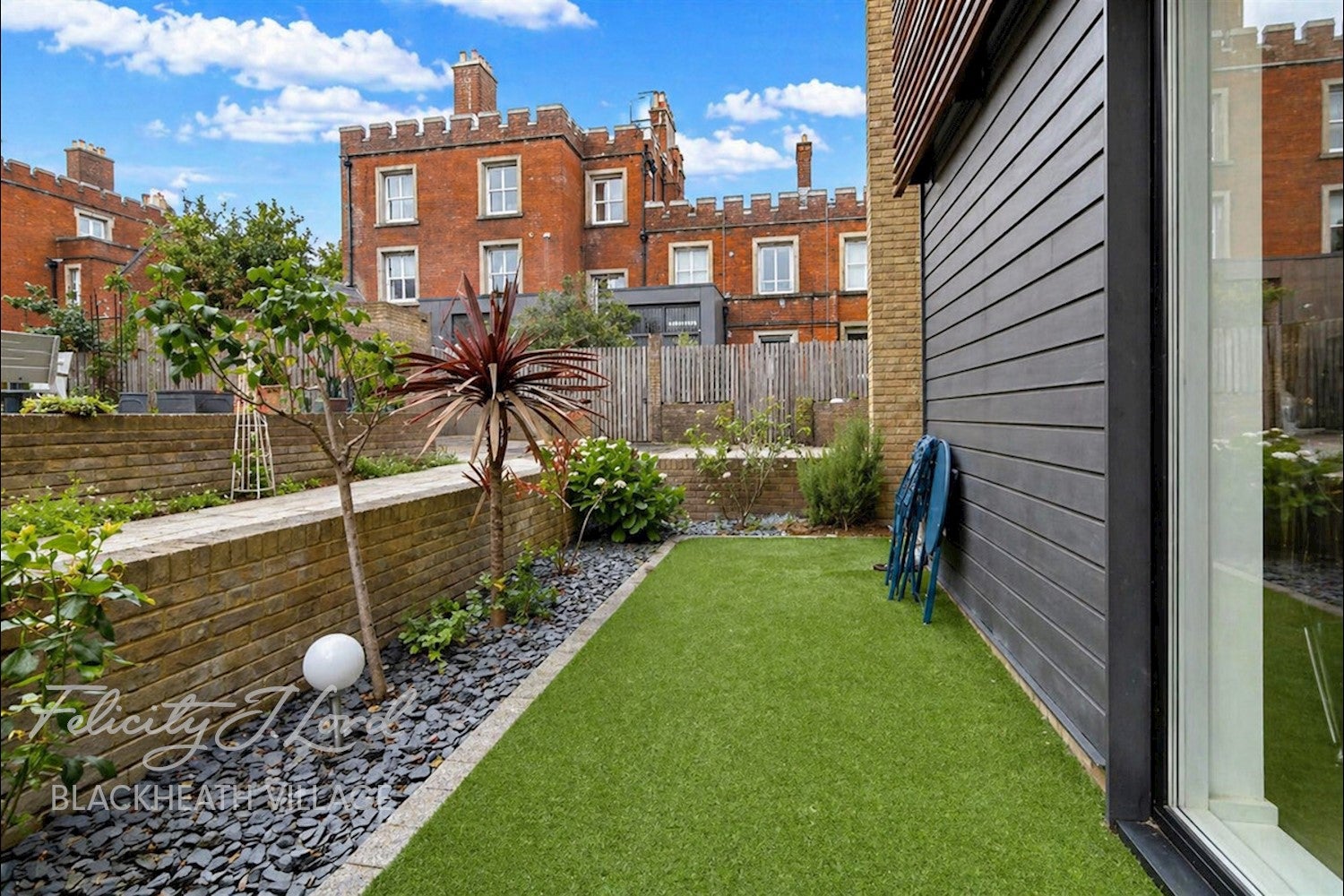 Flat Napoleon Lane in Greater London