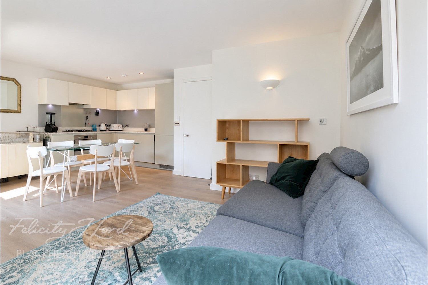 Flat Napoleon Lane in Greater London