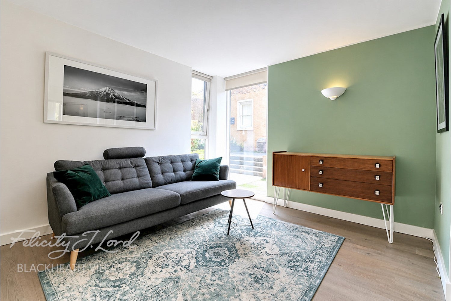 Flat Napoleon Lane in Greater London