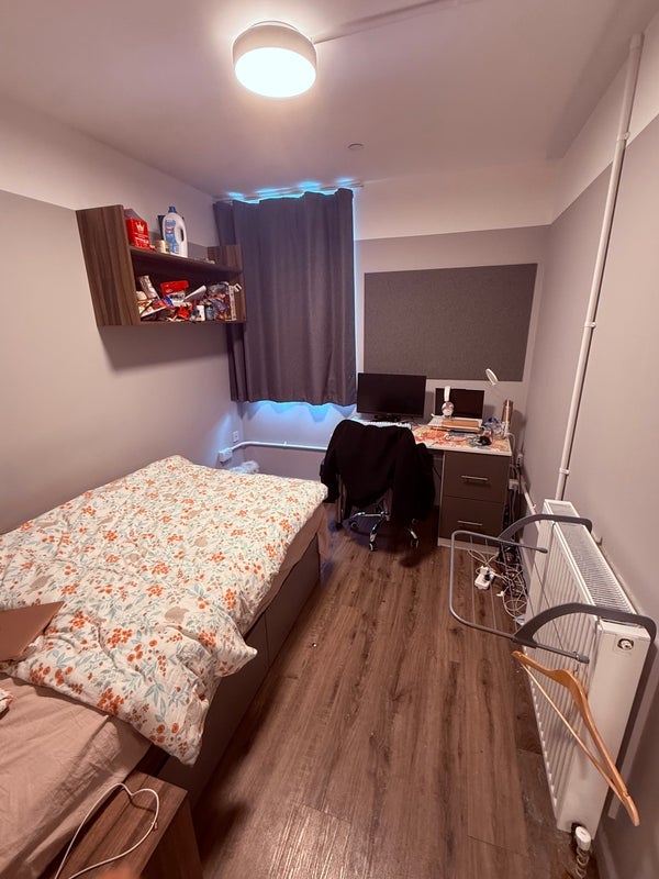 Room North End Road in Greater London