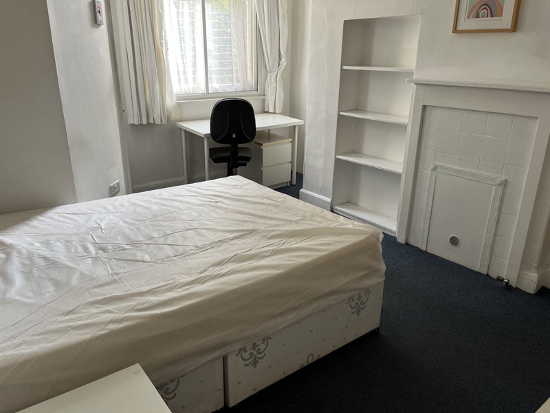 Room Otley Road in Leeds