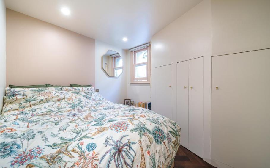Flat Park Crescent in City of Westminster