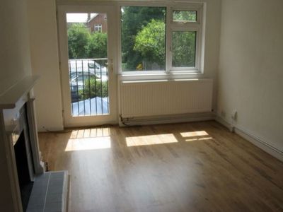 Flat Culloden Road in Greater London
