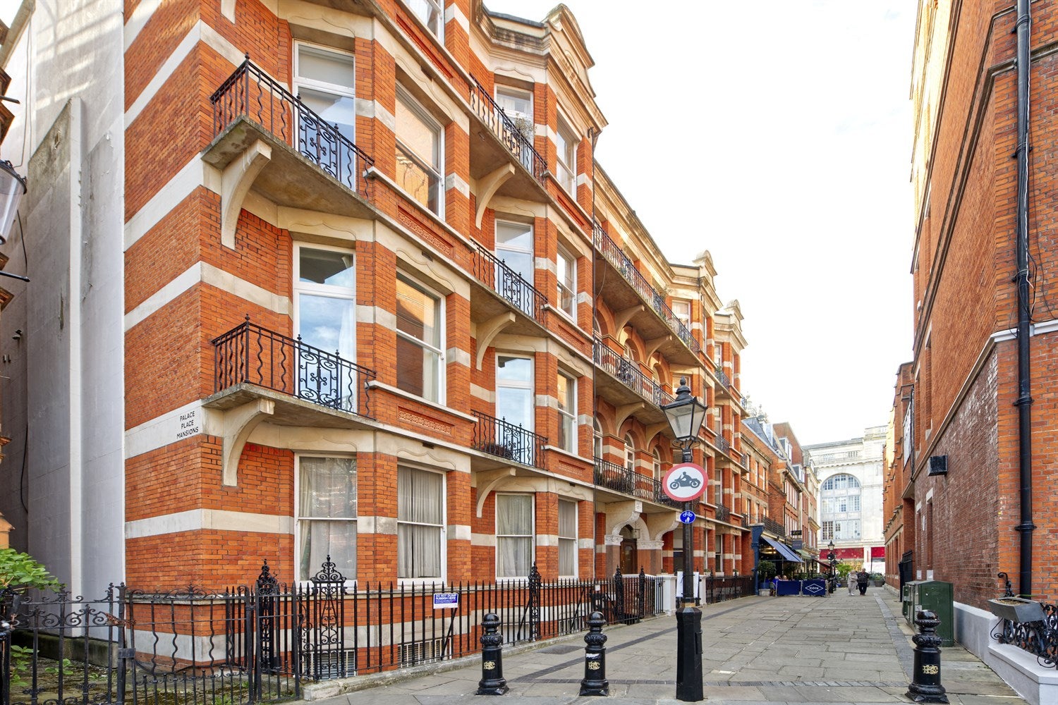 Flat Kensington Court in Greater London