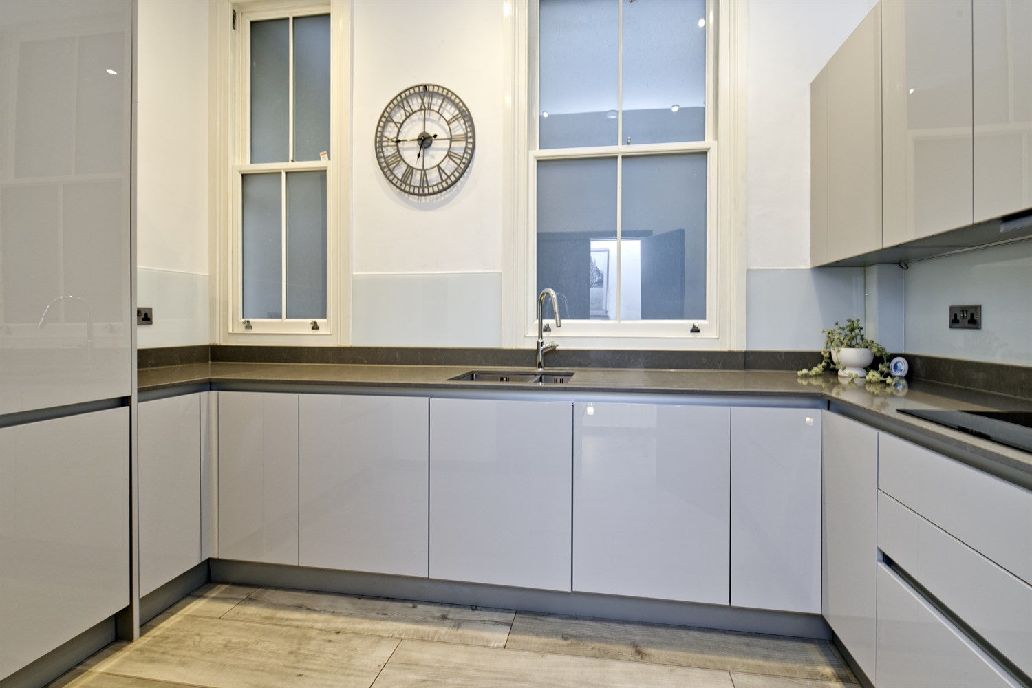 Flat Kensington Court in Greater London
