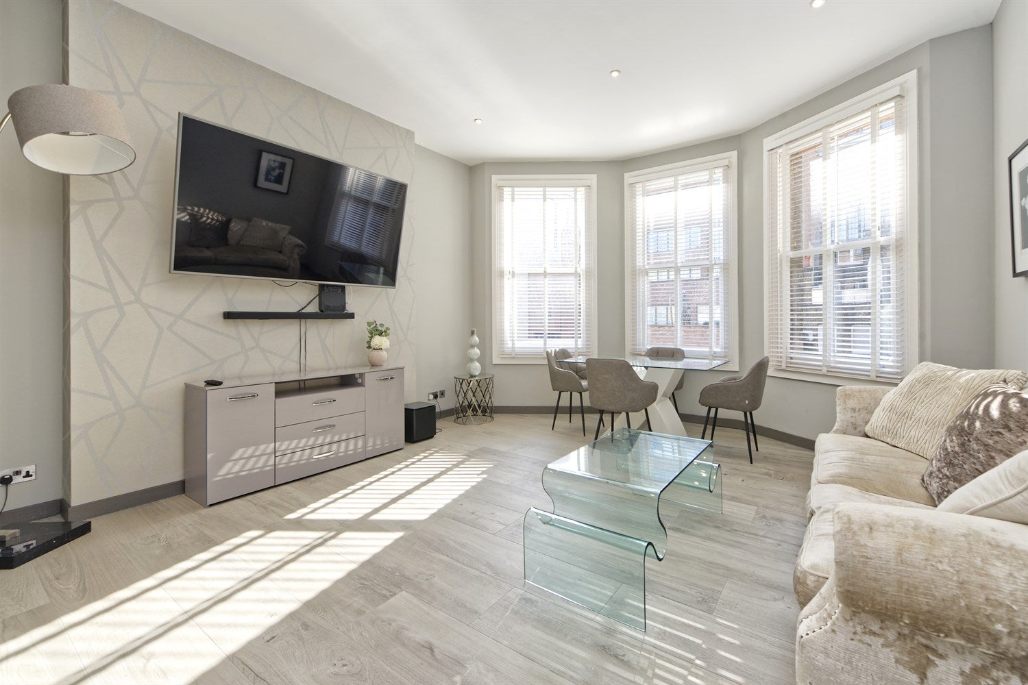 Flat Kensington Court in Greater London