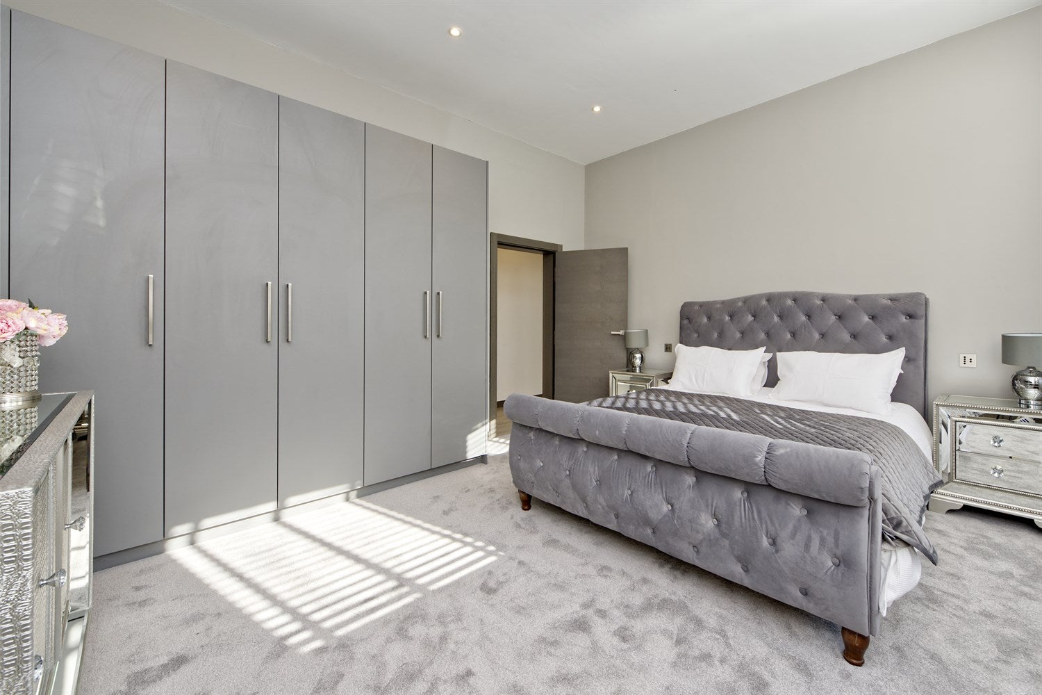 Flat Kensington Court in Greater London