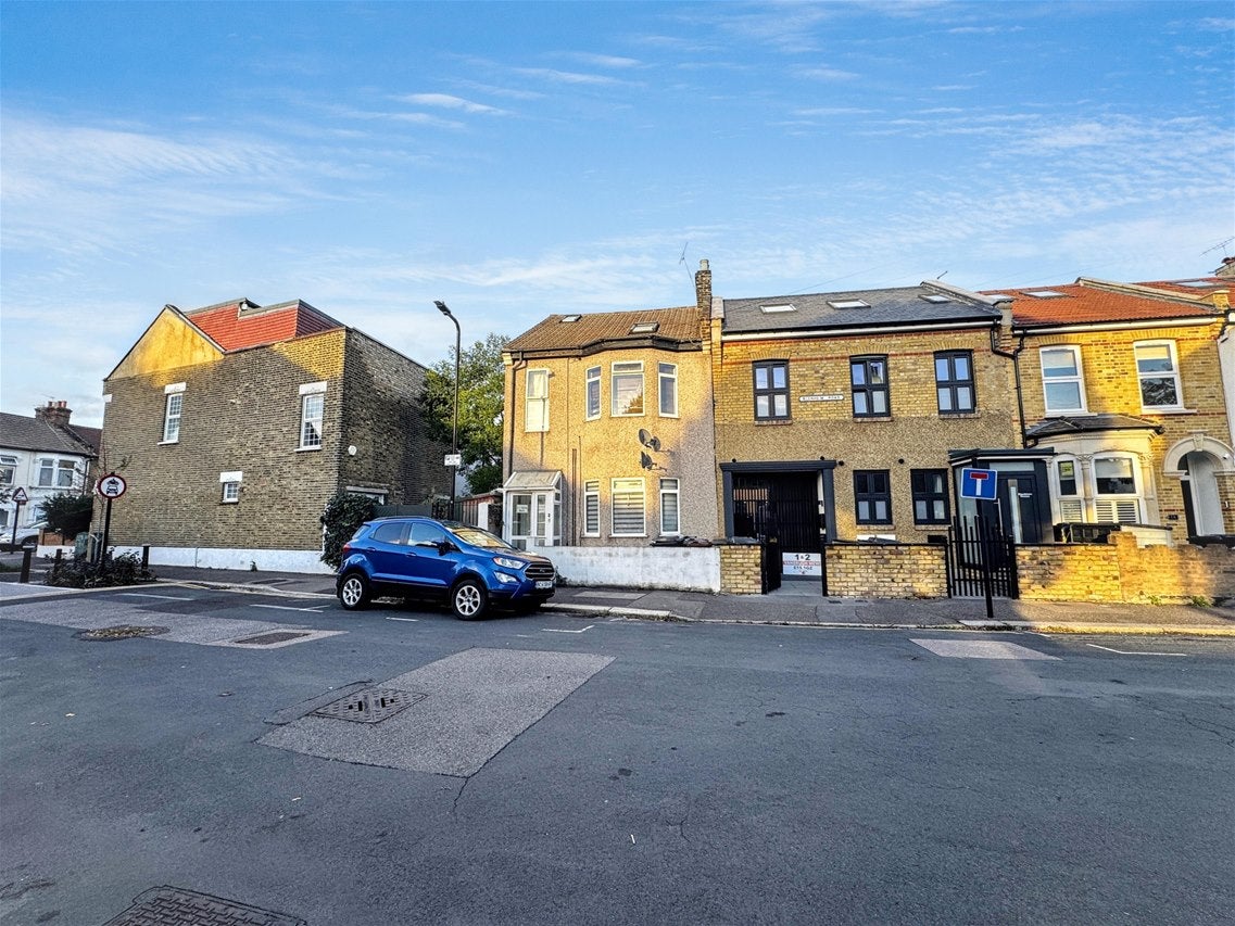 Flat Vicarage Lane in London