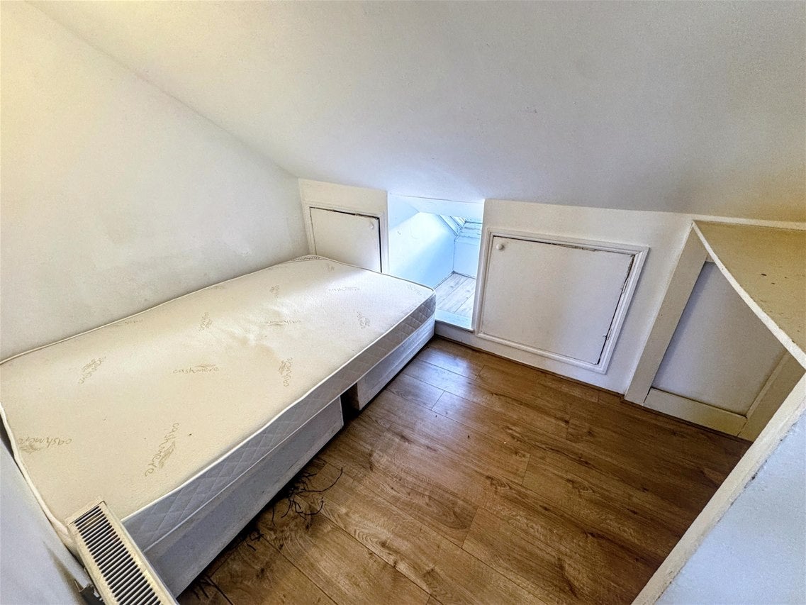 Flat Vicarage Lane in London