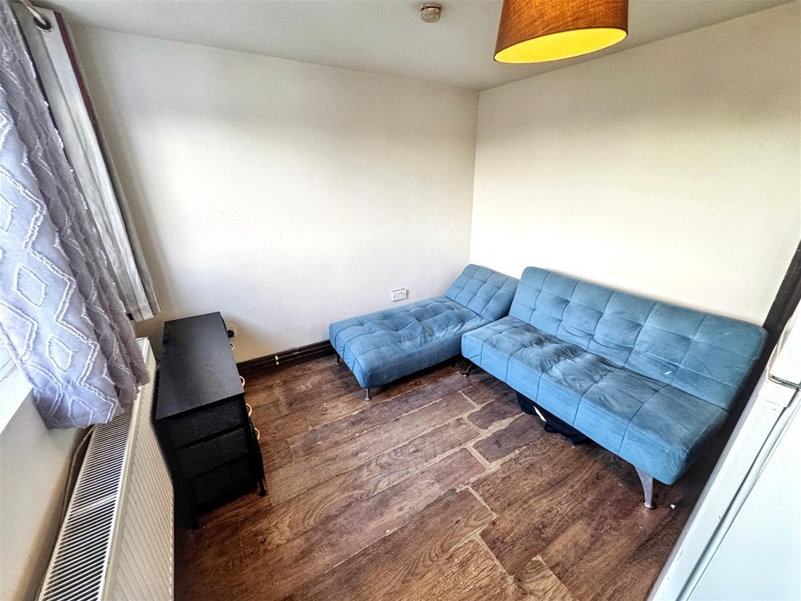 Flat Vicarage Lane in London