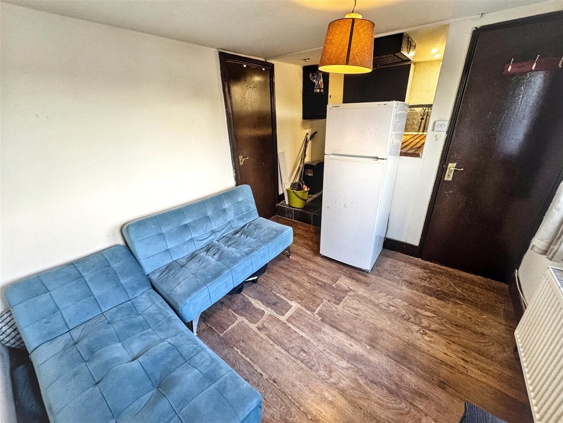 Flat Vicarage Lane in London