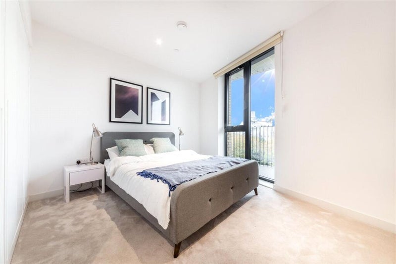 Flat Royal Crest Avenue in Greater London