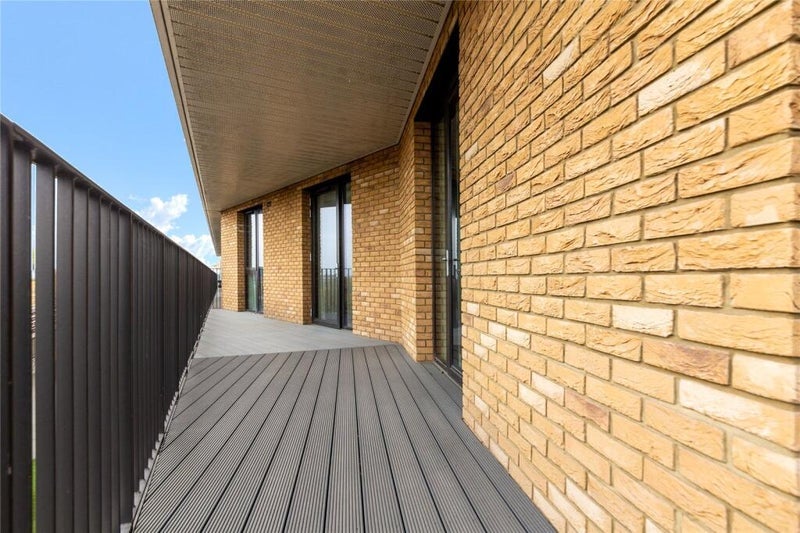Flat Royal Crest Avenue in Greater London