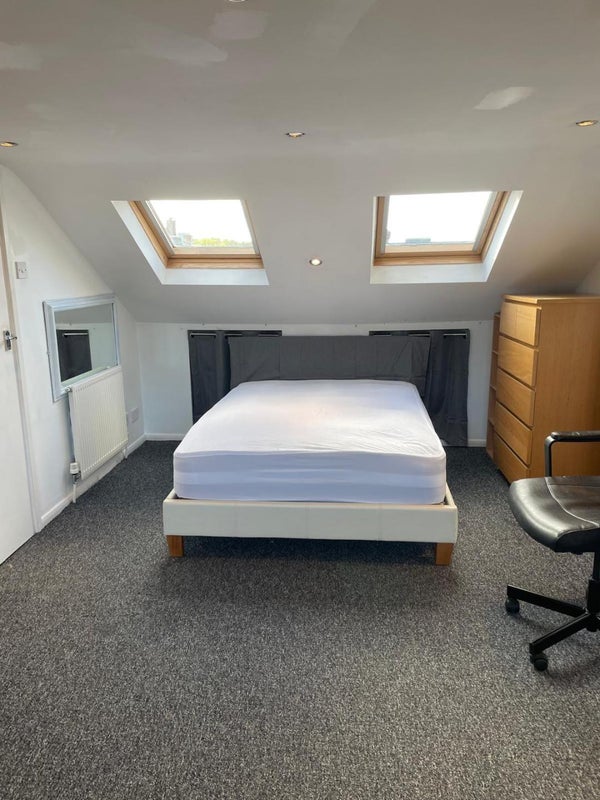 Room Kneller Road in Greater London