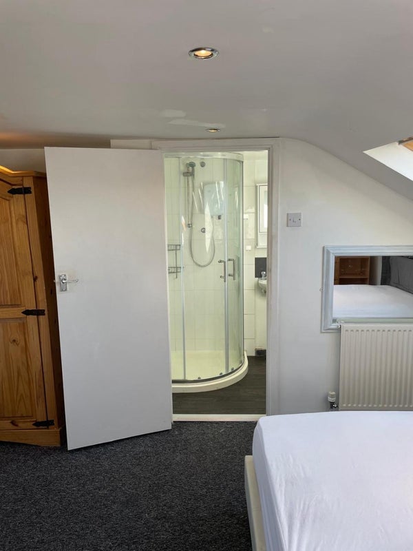 Room Kneller Road in Greater London