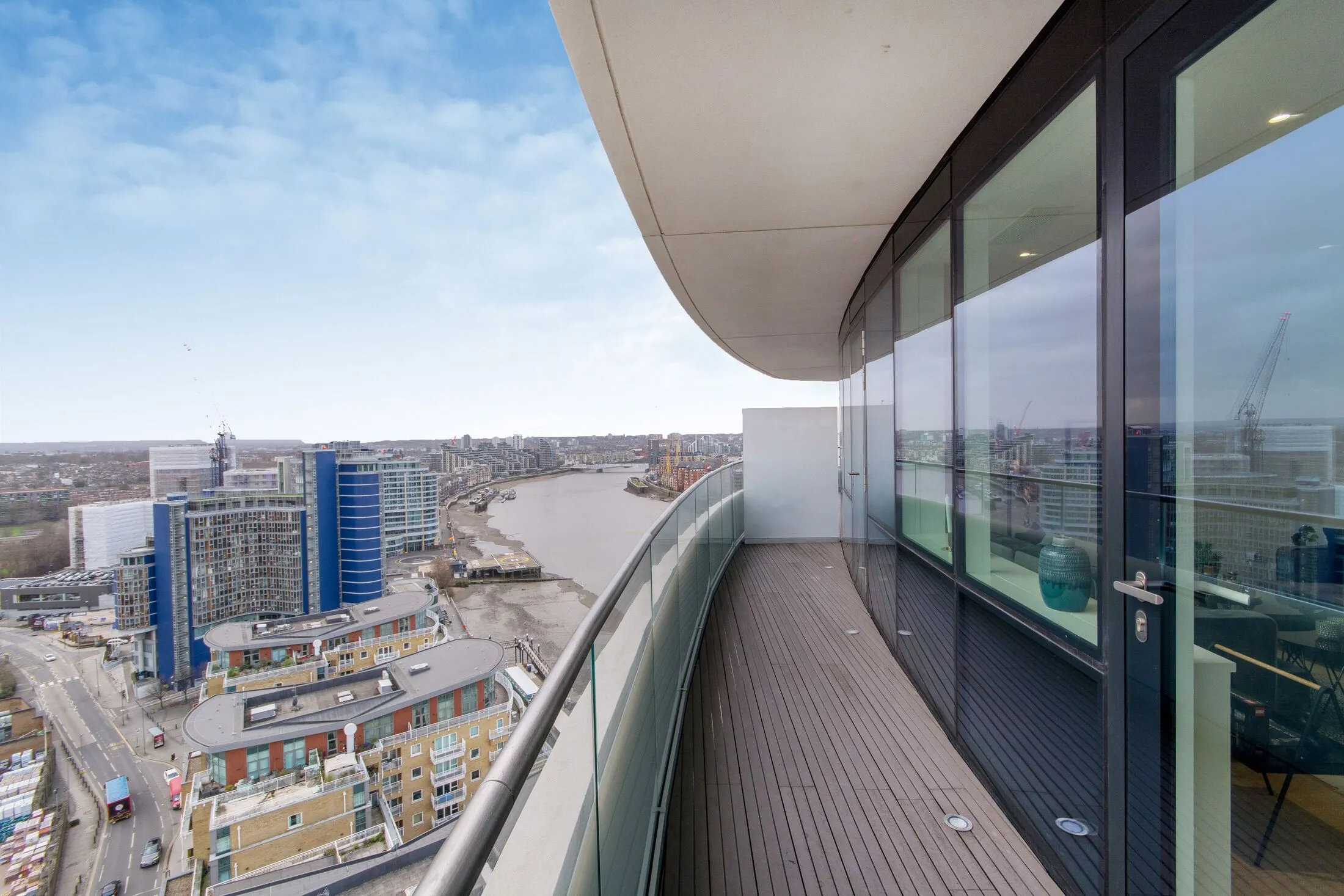 Flat Lombard Road in Greater London