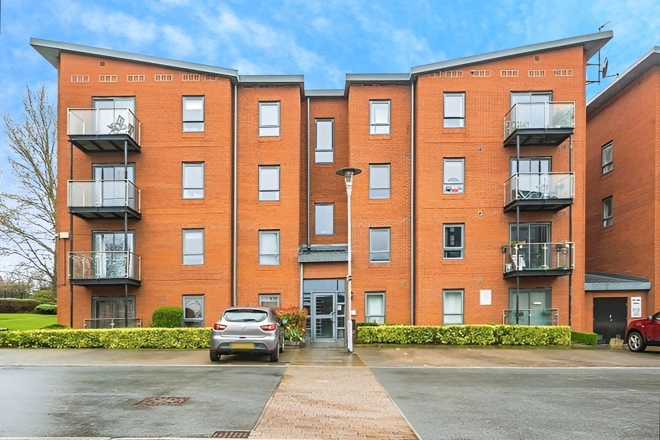 Flat Bouverie Court in Leeds