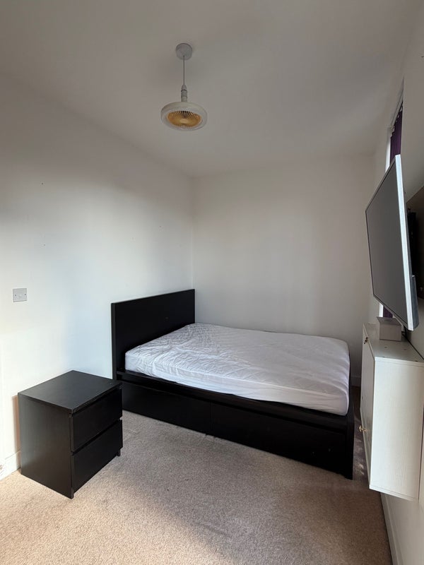Room Whiston Road in Greater London