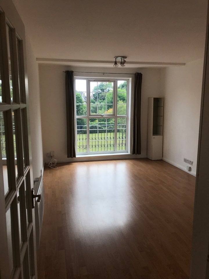 Flat Wellington Road in Greater London