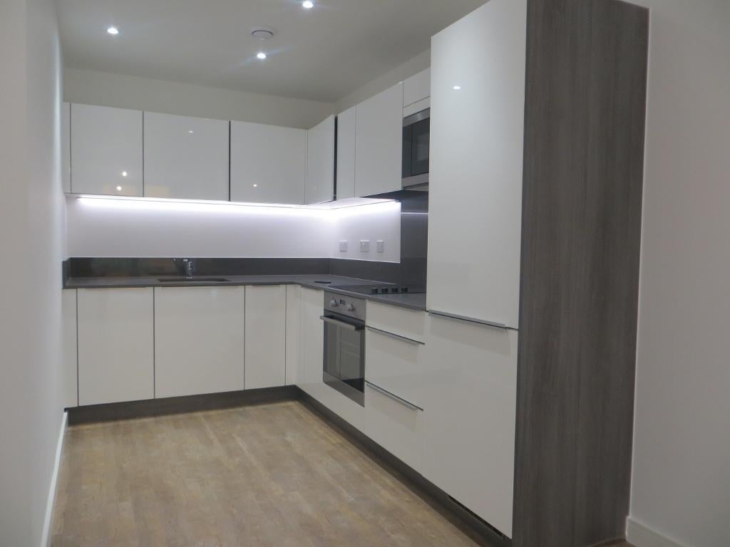 Flat Telegraph Avenue in Greater London