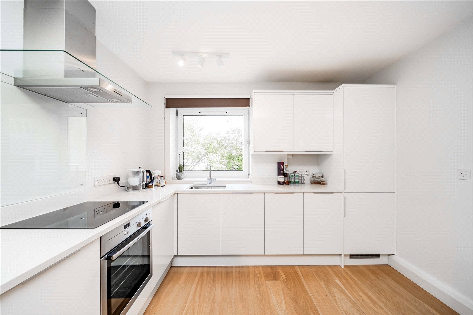 Flat Upper Addison Gardens in Greater London