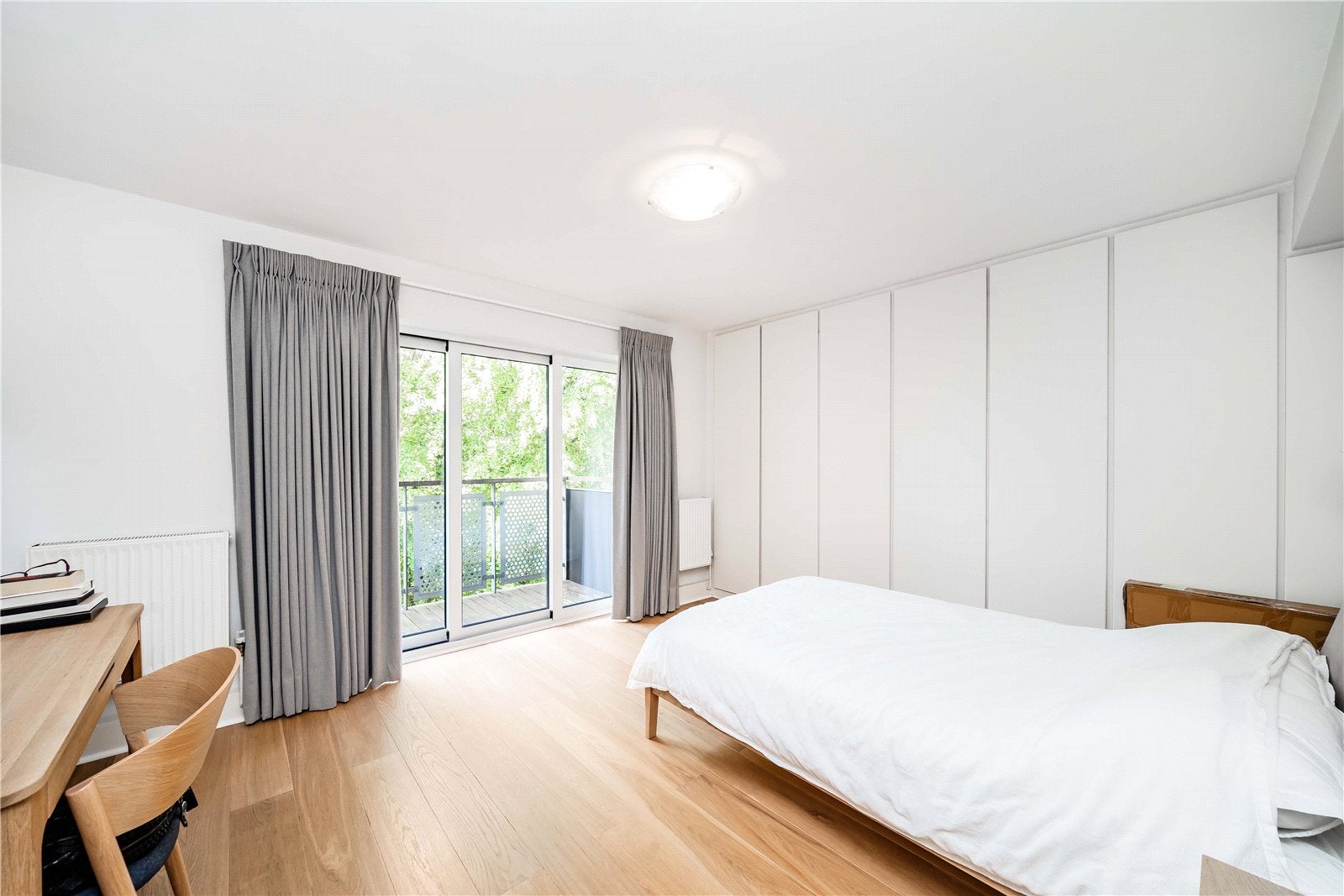 Flat Upper Addison Gardens in Greater London